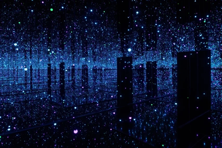 Yayoi Kusama’s Mind-Blowing Infinity Mirror Room