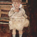 Esplorando il bambino seduto di Egon Schiele