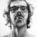 Lo sguardo affascinante del “Grande Autoritratto” di Chuck Close