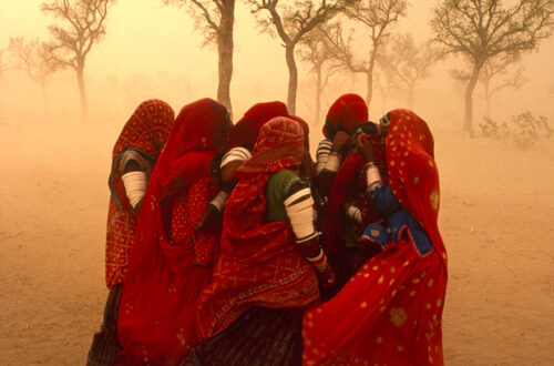 Explorer l&rsquo;Iconique « Tempête de Poussière, Rajasthan » de Steve McCurry