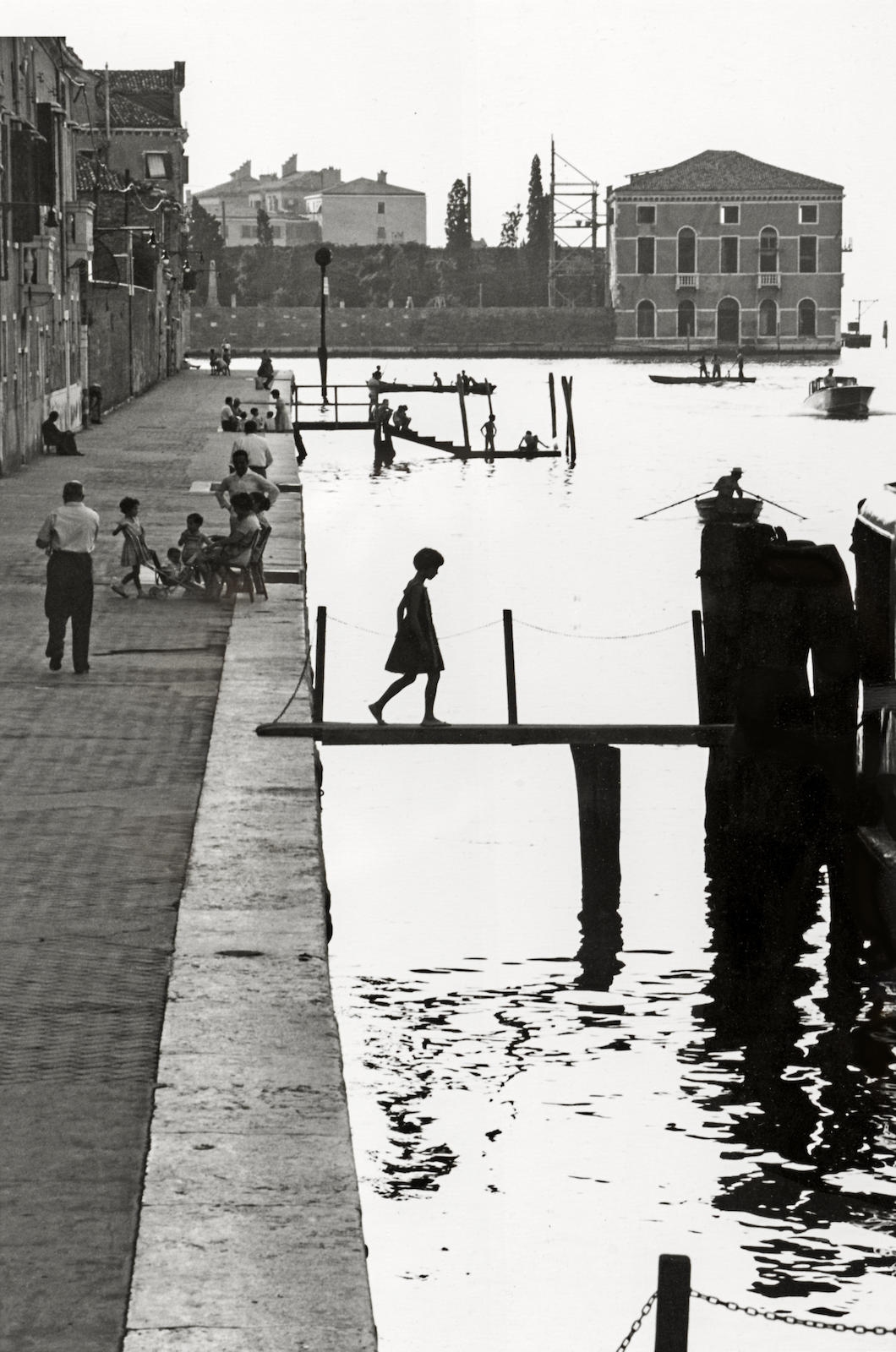 Explorando Venise Fondementa Nueva, 1959 de Willy Ronis