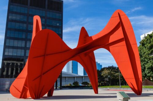 Entdecken Sie die „La Grand Vitesse“ von Alexander Calder