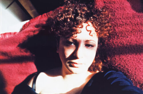 Erforschung des Selbstporträts mit nach innen gerichteten Augen von Nan Goldin