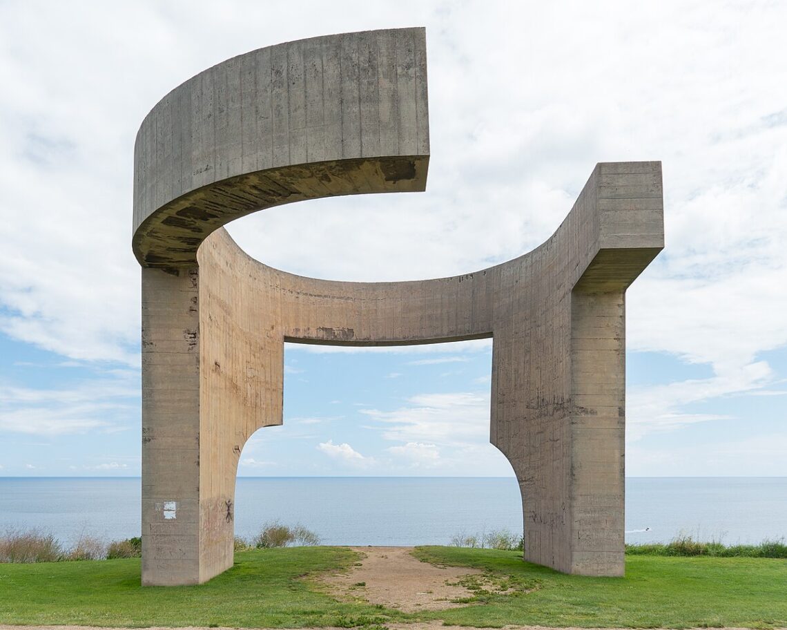 Exploring Elogio del horizonte by Eduardo Chillida