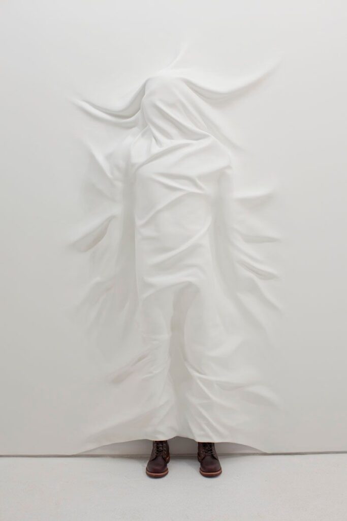 La Figura Nascosta di Daniel Arsham in Primo Piano nella Galleria