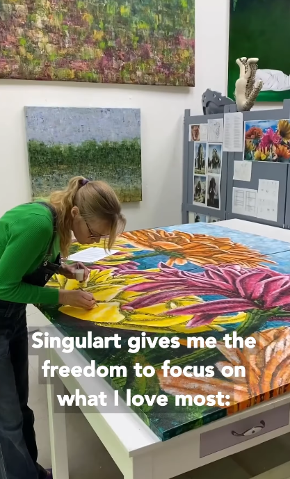 Alt text: Singulart experience – Elise on reaching collectors worldwide.