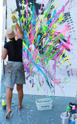 Sylwia Synak in de studio: Action Painting  - Project "Freedom" Munich