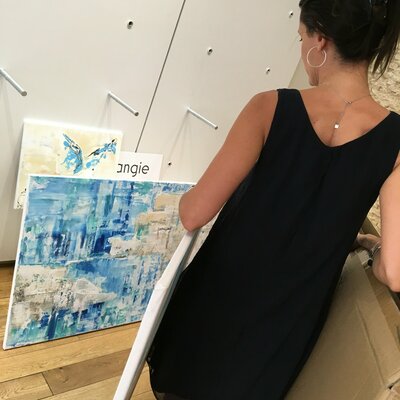 Sangie en el estudio: Sangie prépare l'emballage d'une toile pour expédier à une galerie anglaise