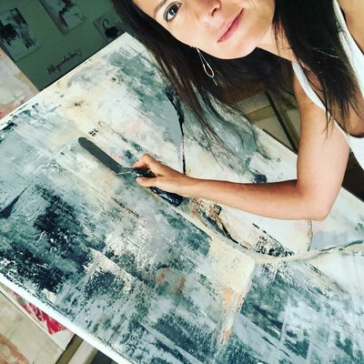 Sangie en el estudio: Sangie travaille sur sa série "Expérimentation danse" en 2018 dans son atelier à Aix-en-Provence