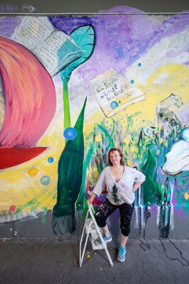 Zsuzsa Klemm nello studio: Vor einem Ausschnitt meines Wandbildes (4 x 12 m) in Düsseldorf, Ackerstraße 15 (photo by Thomas Stelzmann)