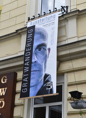Thomas Pramhas in de studio: Ausstellungsplakat - "Gratwanderung" im Jahr 2015.