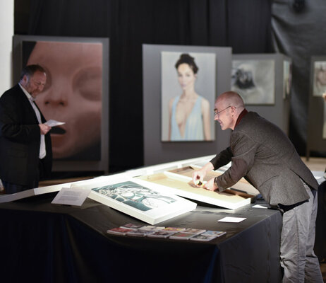 Thomas Pramhas in de studio: Gratwanderung - letzte Vorbereitungen zur Ausstellung (links: Dr. Peter Assmann, rechts: Thomas Pramhas)