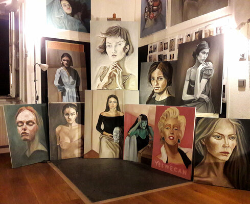 Thomas Pramhas in de studio: Atelierbereich zum Malen - Gemälde im Vordergrund zum Versand an eine Galerie in Deutschland.