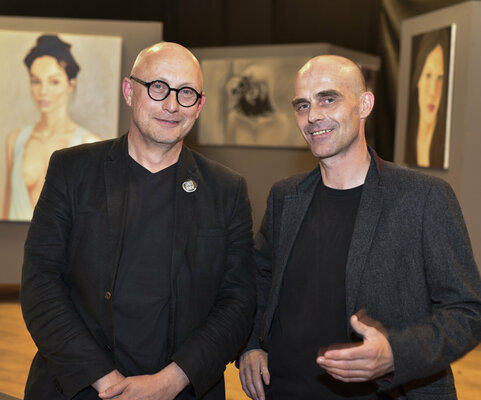 Thomas Pramhas in de studio: Gratwanderung - Ausstellungseröffnung, 2015 (links: Architekt Klaus Hagenauer, rechts: Thomas Pramhas)