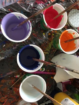 Ute Bivona in de studio: Acrylfarben anmischen