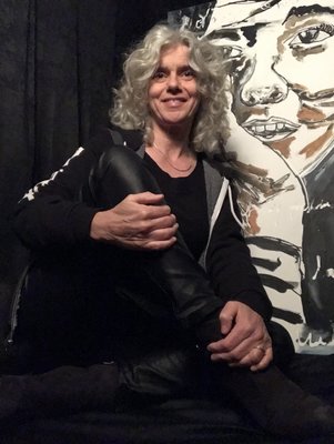 Tiny De Bruin im Studio: In front of a portrait