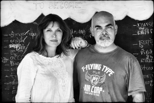 Grégory Herpe im Studio: A 30km de Phnom Penh, Cambodge, avec Tina Kieffer, ex-journaliste et aujourd'hui fondatrice et directrice de l'association "Toutes à l'école", pour qui j'ai réalisé un reportage.