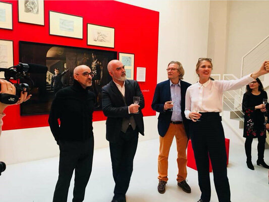 Grégory Herpe im Studio: Vernissage de l'exposition Political Poetical, Art & Business Gallery, Zurich (avec Paco Barragan, curator, Leonhard Fopp, propriétaire et Petra Lossen, directrice). Derrière moi,une photo d'Erwin Olaf & des dessins de Picasso face à mes photos