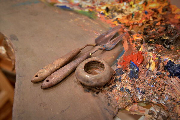 Evgeniy Monahov im Studio: Palette, two palette knives and palette cup.