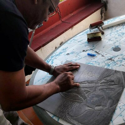 Aramís Justiz en el estudio: Trabajando una plancha de linoleo