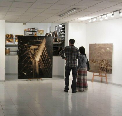 Juan Rivero nello studio: Presentación de las obras óleo alquitrán del Puente SXXI