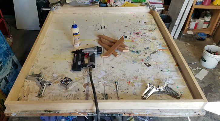 Dale Voelker in de studio: custom built stretcher bars