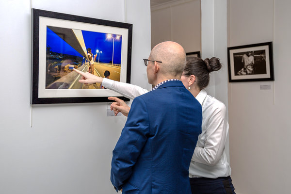 Baudouin Mouanda en el estudio: Vernissage de l'exposition Billi ya Congo à la galerie Brazza Art