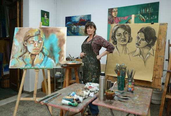 Alicia Besada im Studio: Momento de creación en el taller