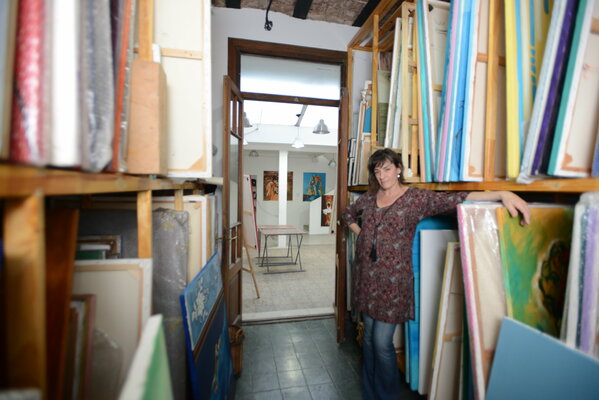 Alicia Besada im Studio: Espacio del taller donde atesoro mis obras