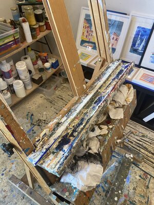 Florence Maraine Bertrand im Studio: Mon chevalet, pièce essentielle de mon atelier, comme vous pouvez le voir il a beaucoup servi !