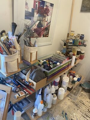 Florence Maraine Bertrand im Studio: Beaucoup de choses mais un bazar très organisé