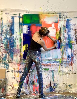 Monica Maja Richardson in de studio