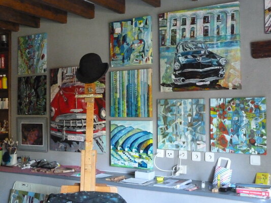 Barbara Piatti in the Studio: Atelier en France, travaillant sur Cuba.