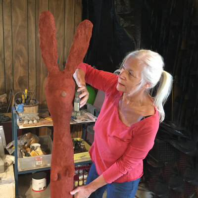 Sharon Pierce McCullough in de studio: Sanding the concrete sculpture, Red Rabbit, 2017.