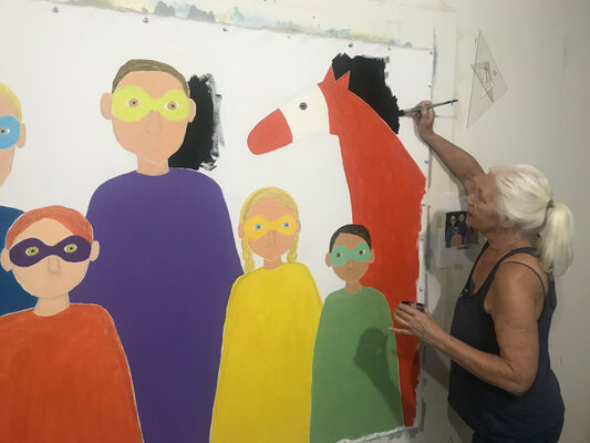 Sharon Pierce McCullough in de studio: August 2021 in the Studio.  Large canvas, Masked, in progress.