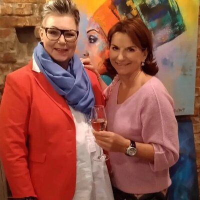 Manuela Rathje nello studio: Charity zu Gunsten der Ukraine 2022 - hier mit Claudia Obert