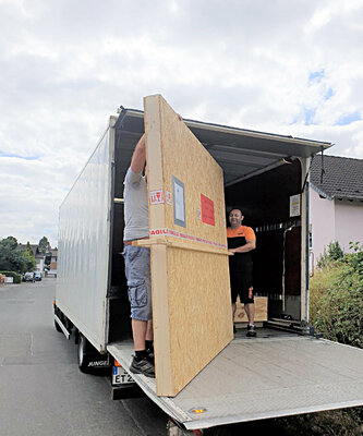 Winfried Lucassen in the Studio: Fachgerechtes Verpacken sorgt für einen sicheren Transport, wie hier nach Oregon, USA