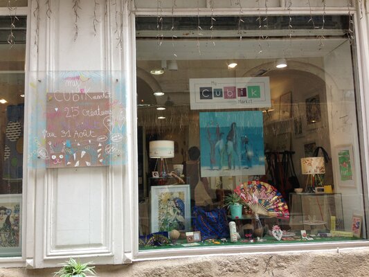 Anne Iris in de studio: Exposition pop-up galerie Cubik à Montpellier, en Août 2019. Tableau en vitrine : "La cinquième plage".