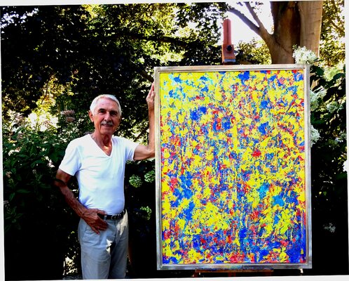 Volker Mayr in de studio: Volker mit seinem Ölbild "Abstract Statement No.2" (90 x 120 cm) auf der Terrasse vor seinem Studio