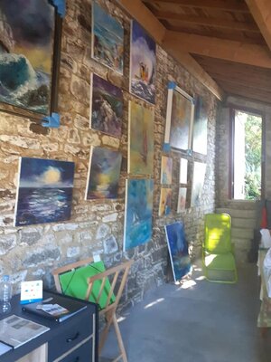 Beatrice Van Ez-Le Perru in de studio: Dans mon atelier / exposition d'été rue Toulifo à Pont Aven France