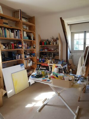 Beatrice Van Ez-Le Perru in de studio: Vue de mon atelier d'hiver à Pont-Aven Finistère Bretagne France.
