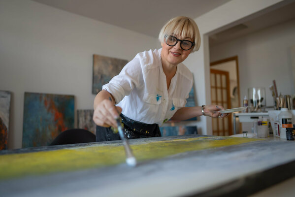Daria Podemska en el estudio: working on my 2021 series "Tales from the secret garden"