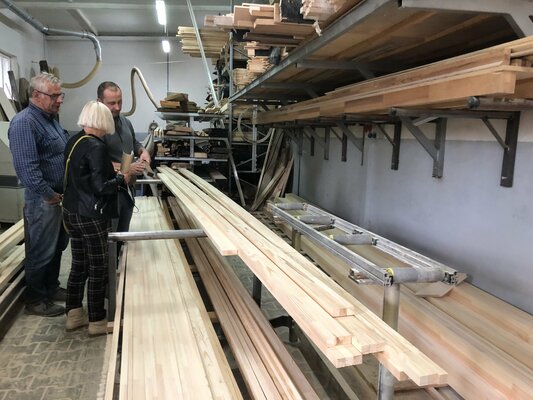 Daria Podemska en el estudio: I'm fortunate to work with one of the best craftsmans that is creating the top museum gallery  quality canvases stretched on super solid frames that will keep my paintings safe for a VERY long time :)  You can be sure that my paintings are created wi