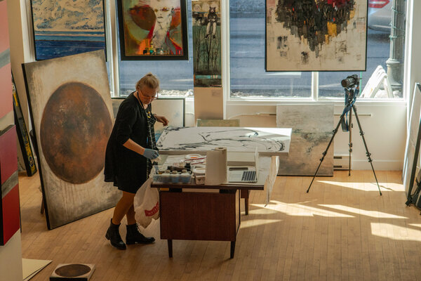 Daria Podemska en el estudio: Daria Podemska working at Alpha Art Gallery, starting new series "Planets"