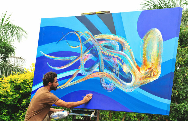 Everett Duarte in de studio: Everett Duarte working outside his studio in South Africa due to the large size of this canvas