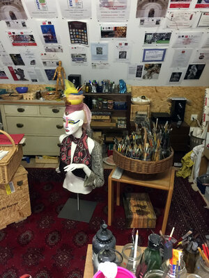 Manuella Muerner Marioni in de studio: Mein Atelier - Mme De, die neue grosse Skulptur, die noch in Bearbeitung ist und mein Pinselarsenal.