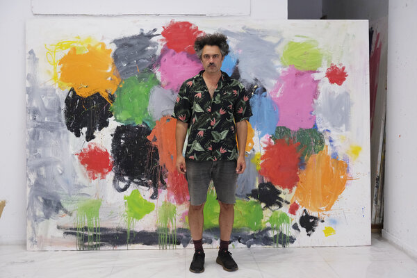 Jorge Nava nello studio: frente a un cuadro importante de 2022, de 300x200 cm, óleo sobre lienzo.