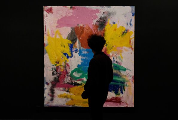 Jorge Nava nello studio: foto de mí silueta sobre uno de mis cuadros en la exposición individual "Como las abejas a a la miel" en la sala 1 del CCAI en Gijón en 2018.