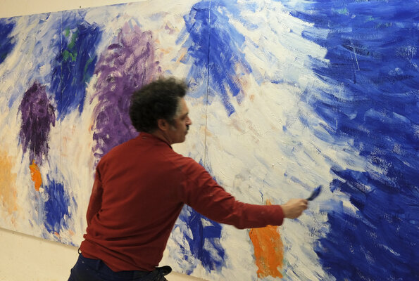 Jorge Nava nello studio: pintando en 2024 mi serie de murales sobre las estaciones, éste se titula "El río va.. va..", óleo sobre lienzo 390x160 cm, el mural de invierno.