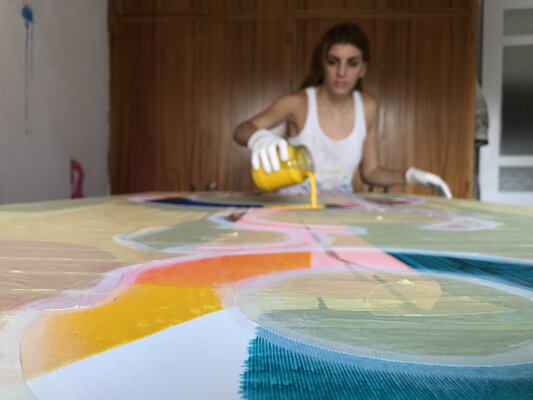 Eleni Pratsi nello studio
